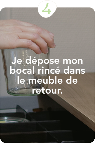 Je dépose mon bocal rincé dans le meuble de retour.